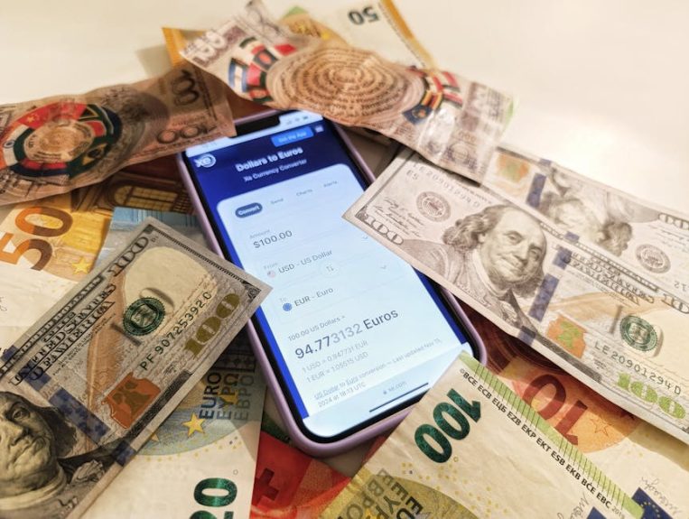 Aplikasi Penghasil Uang Palsu